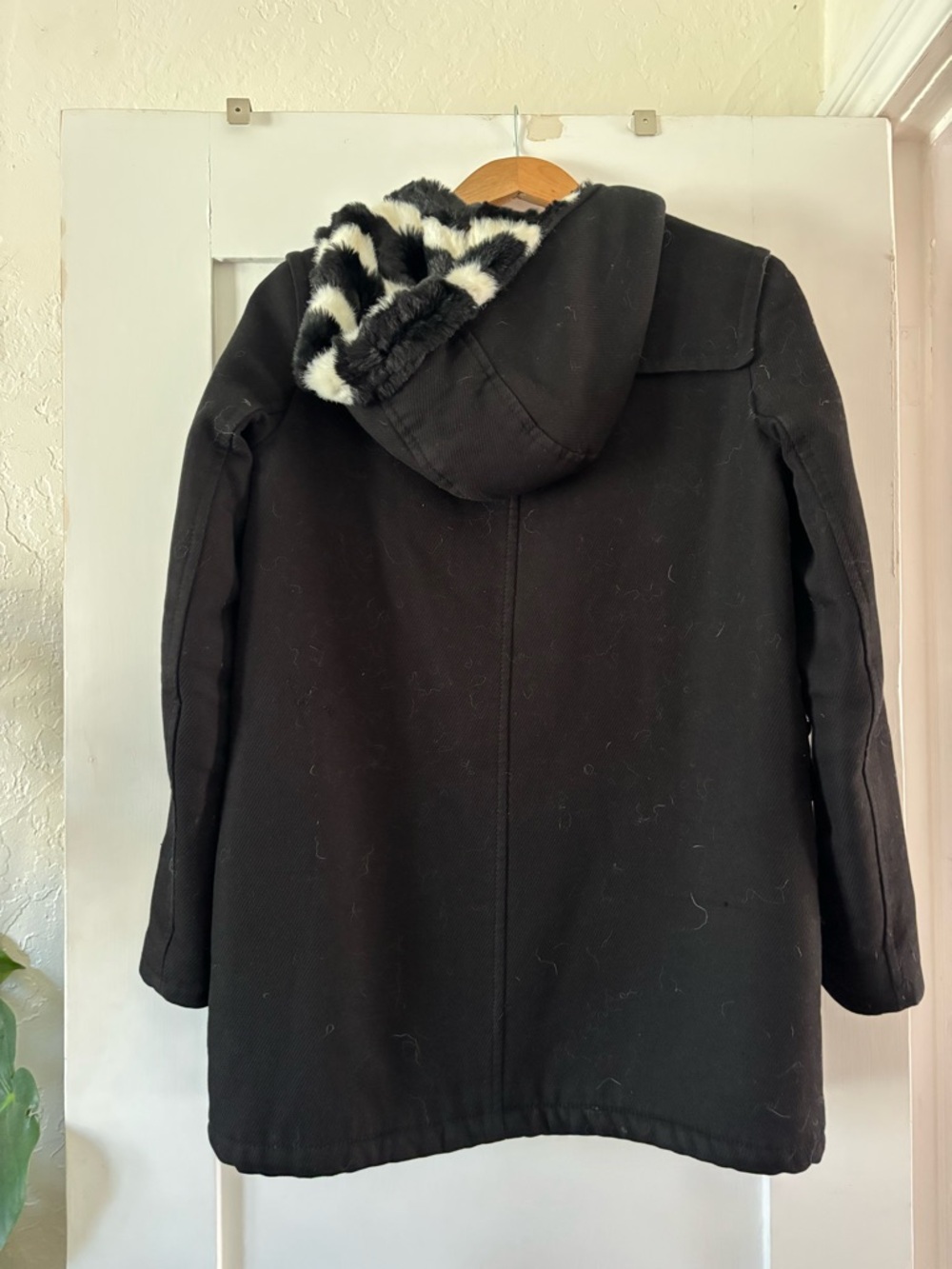 Women Black Hooded Coat with Faux Fur Lining - Picture 5 of 6